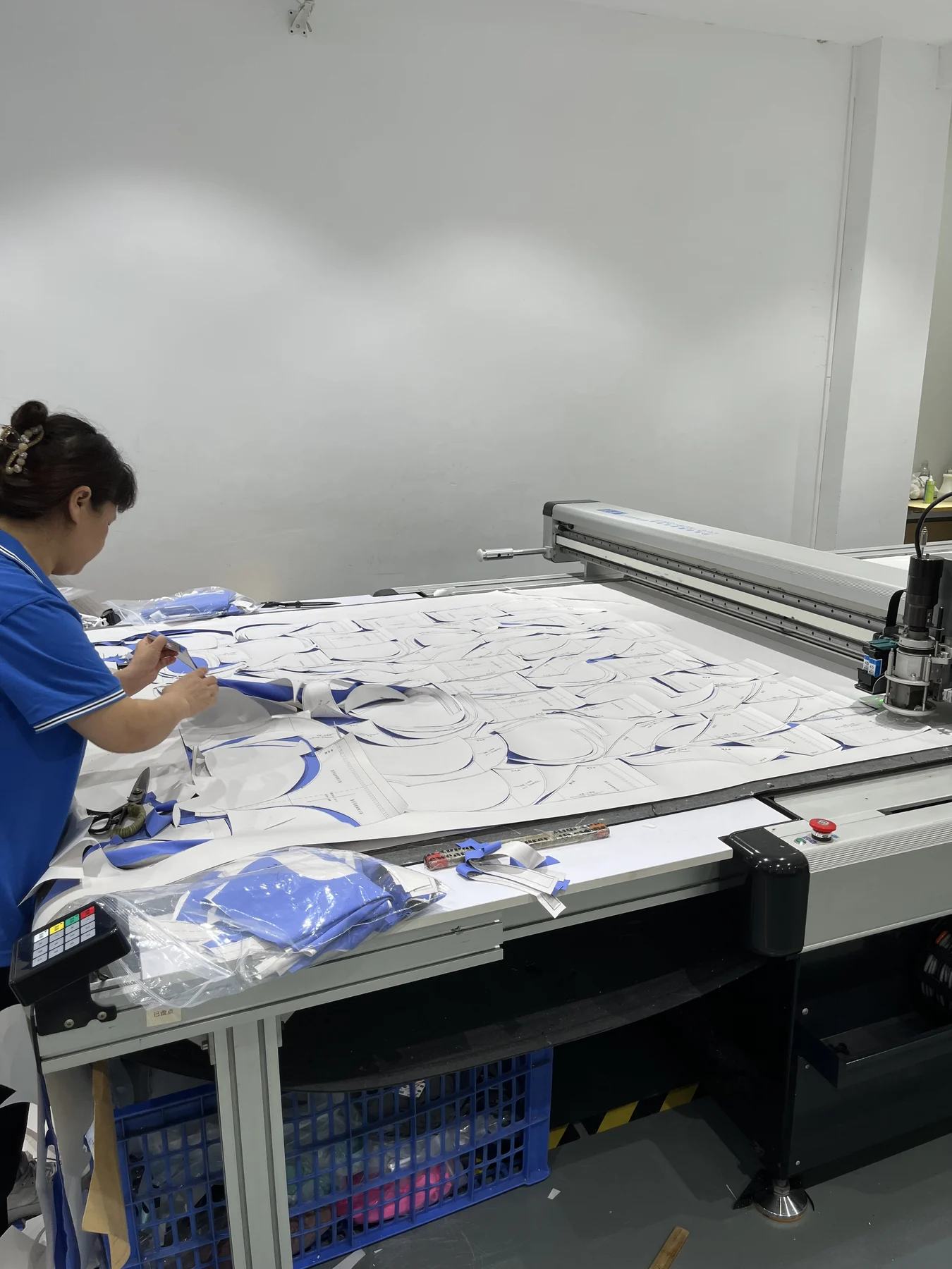 Automatic fabric cutting equipment in the MIQI factory