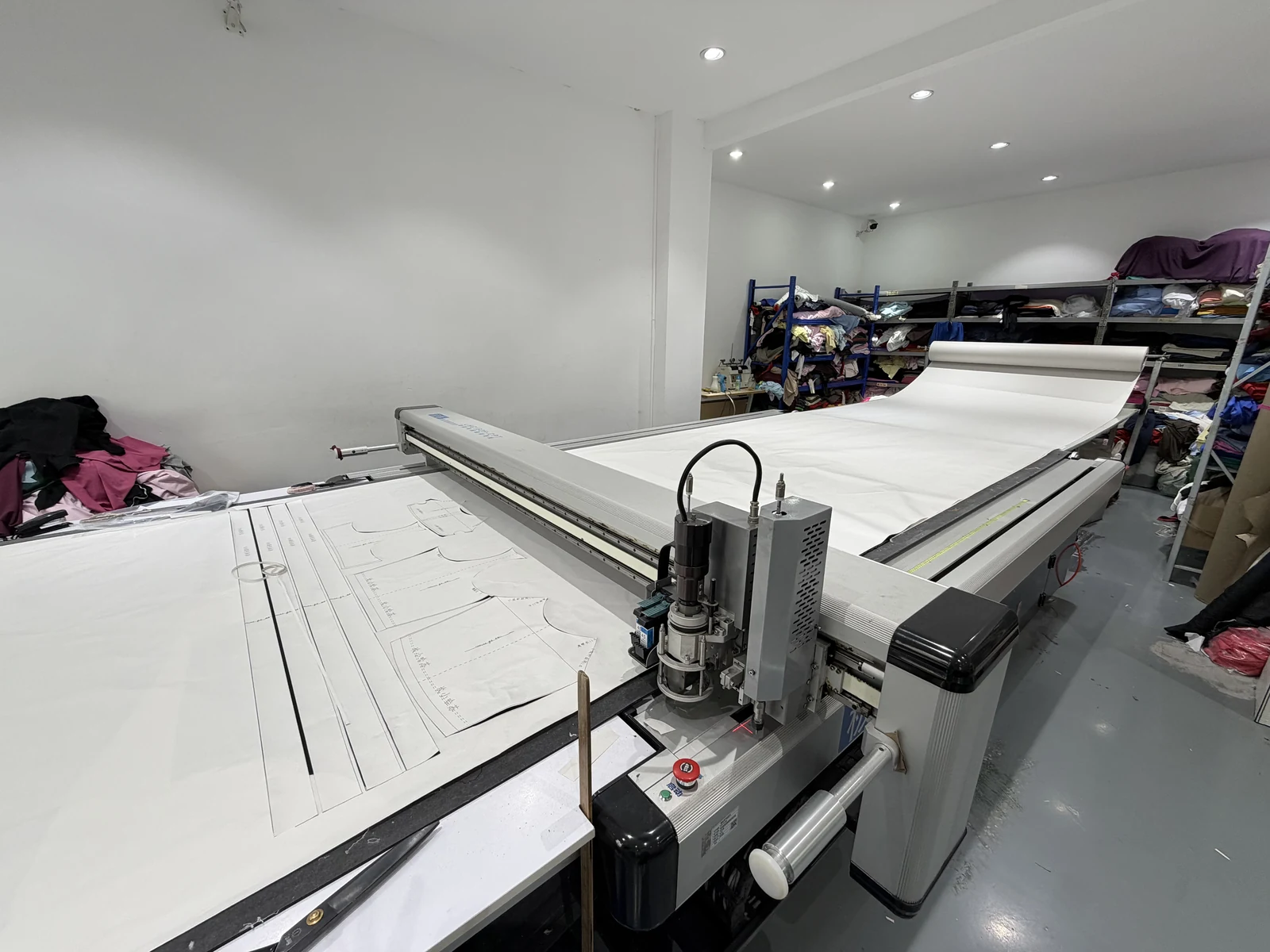 MIQI automatic fabric cutting equipment in the factory